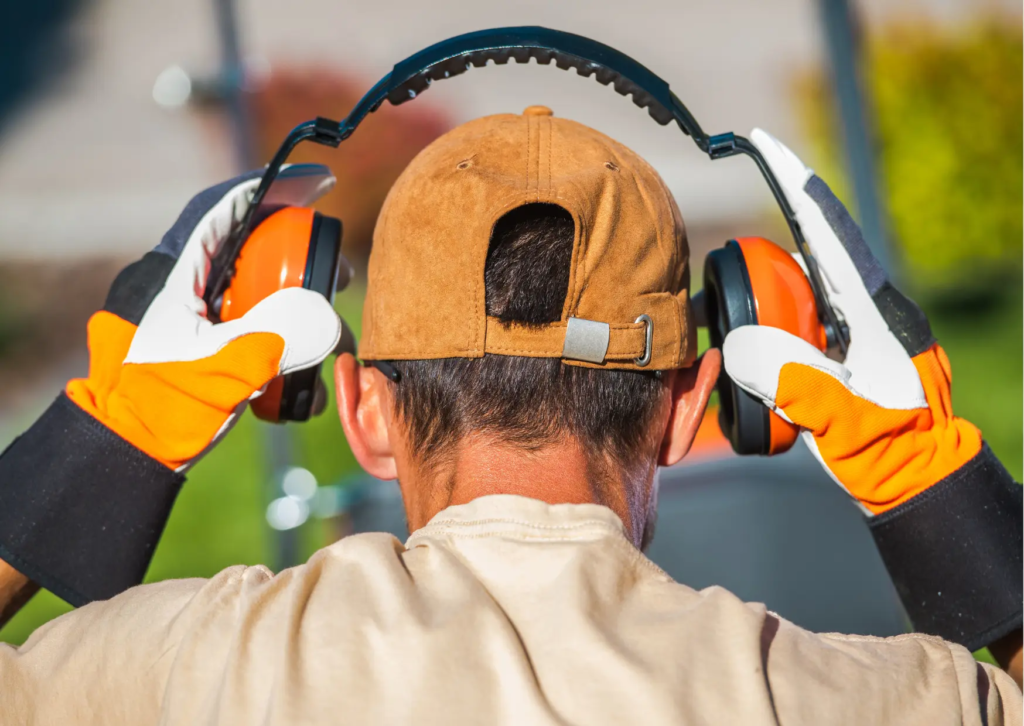 Image illustrant le bruit extérieur, photo d'un homme mettant un casque de protection sonore.